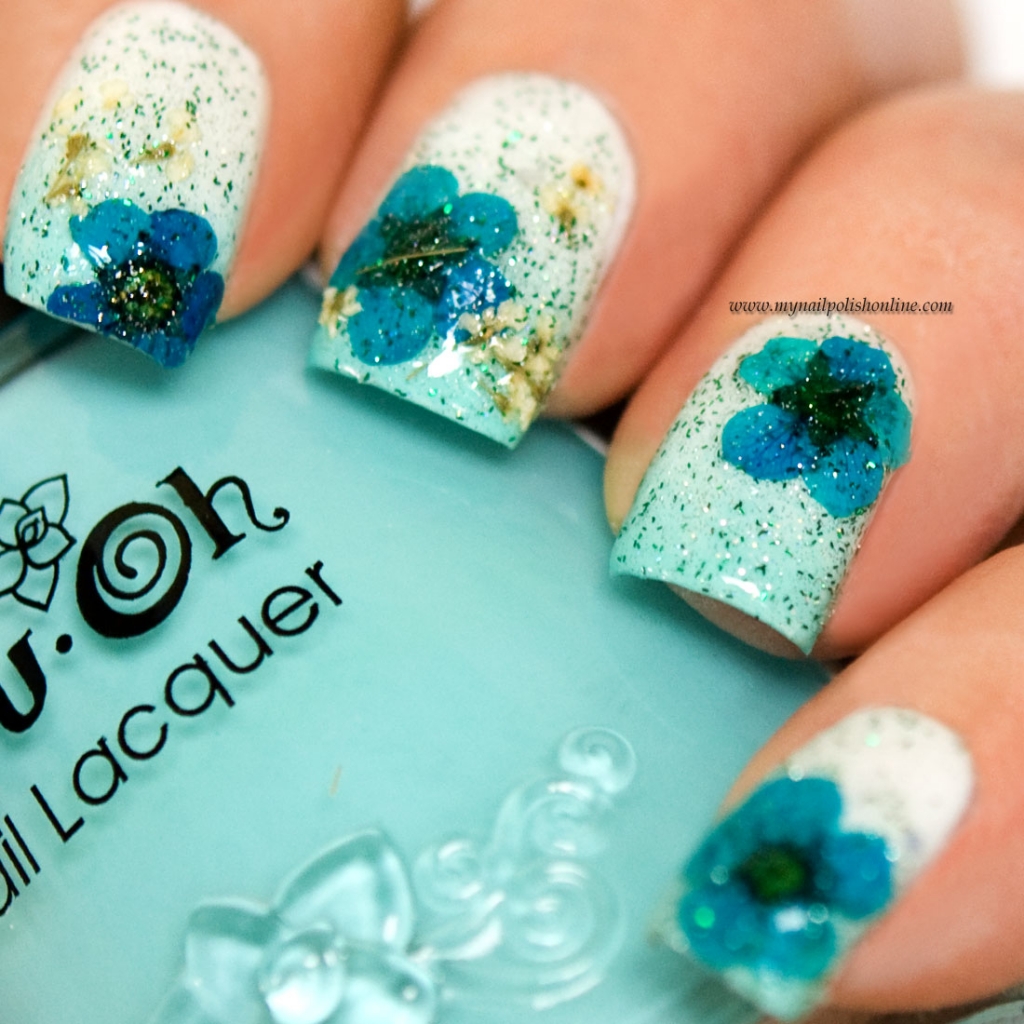 Nail Art – Floral design with dry flowers