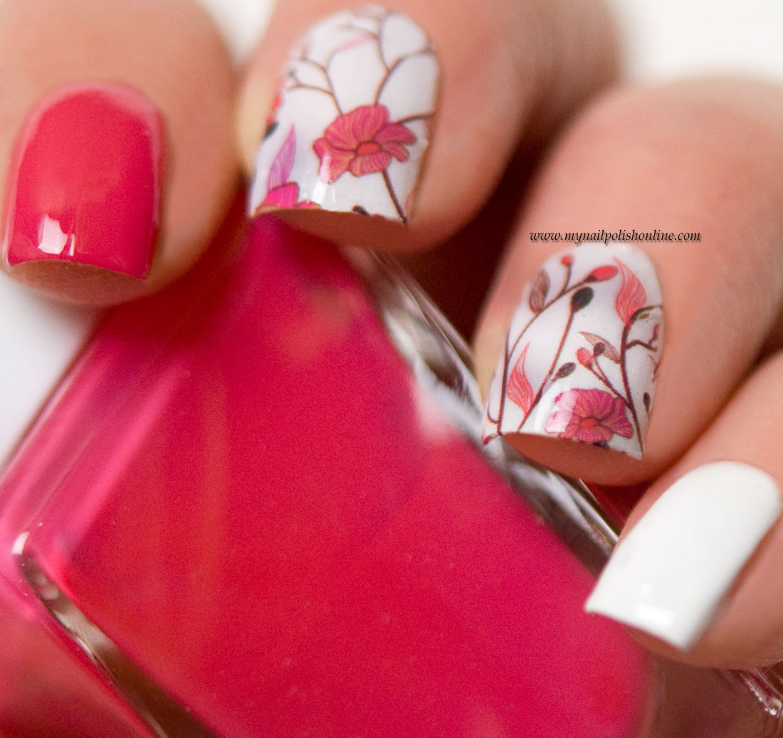 Skittelette with flowery nail wraps